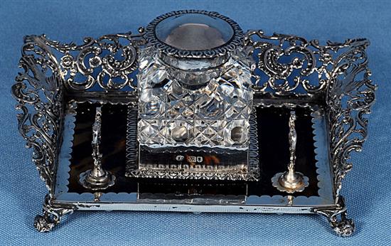 A good Edwardian silver and tortoiseshell inkstand, Length approx 6 ½”/164mm Depth approx 5”/125mm Weight base only 7.7oz/219grms.